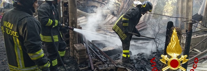 Rogo distrugge casolare a Grottaminarda, ore di lavoro per spegnere le fiamme