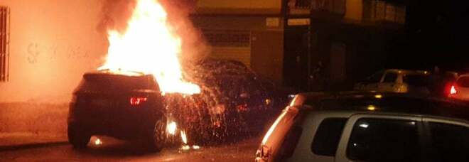 Auto a fuoco a Caivano: sul posto i vigili del fuoco. Indagini in corso