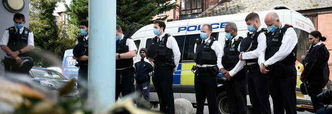 Londra, poliziotto ucciso in commissariato: il detenuto gli ha rubato la pistola durante i controlli anti-Covid