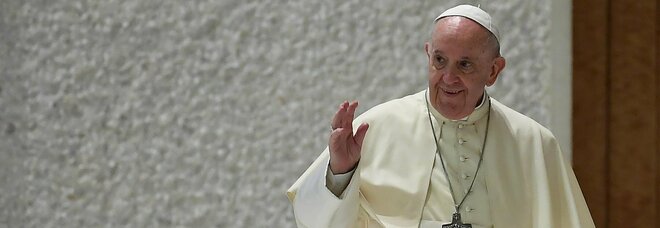 Papa Francesco rivela: «Un infermiere mi ha salvato la vita, è la seconda volta»