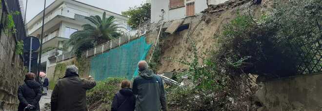 Maltempo in Campania, crolla balcone a Napoli; masso piomba sulla statale amalfitana