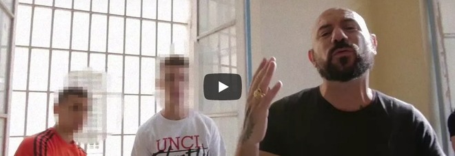 Lucariello con i detenuti di Airola: «Canto la vita che ho scansato»