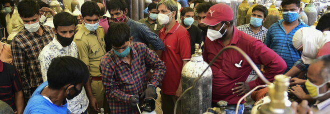 Covid, in India il record mondiale di contagiati in un giorno: 315 mila casi, il governo requisisce l'ossigeno alle industrie