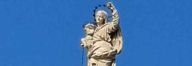 Pompei, la Madonna perde il Rosario: ritrovato tra i fiori dai vigili del fuoco