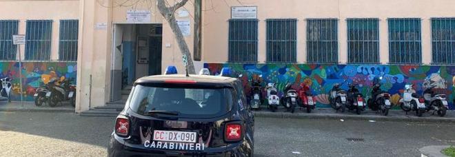 Napoli, studente di 16 anni in ospedale: «Picchiato dal prof per un telefonino»