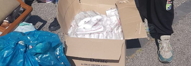 Mondragone, 500 mascherine del ministero gettate tra i rifiuti ancora sigillate