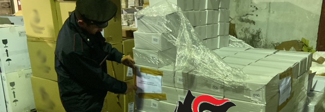Napoli, maxi sequestro di 7 tonnellate e mezzo di buste di plastica illegali: due le denunce