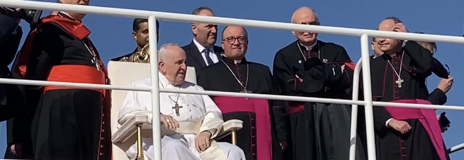 Il Papa sul catamarano che lo porta all'isola di Gozo