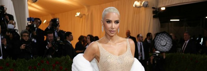 Kim Kardashian indossa l'abito di Marilyn Monroe al Met Gala: «A dieta per mesi e 14 ore per tingermi i capelli»