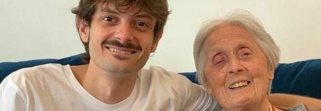 Fabio Rovazzi accanto alla nonna.