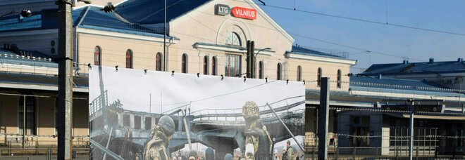 Lituania, tensione con la Russia: isolata l'exclave di Kaliningrad. Supermercati presi d'assalto