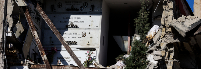 Napoli, il cimitero di Poggioreale senza pace: c’è ancora pericolo e resta sotto sequestro
