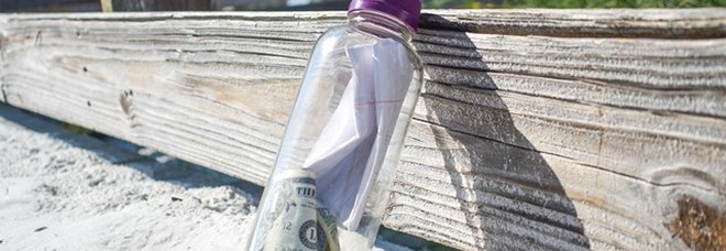 Bottiglia con le ceneri di una persona e del denaro appare su una spiaggia degli Stati Uniti