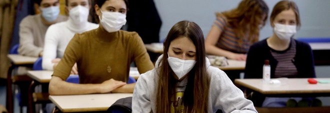 Tso per lo studente di Fano senza mascherina, la protesta: «Provvedimento eccessivo». Si cerca chi può averlo spinto al gesto