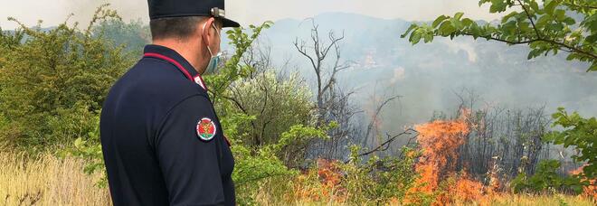 Campania, spenti incendi boschivi: impegnate 18 squadre protezione civile