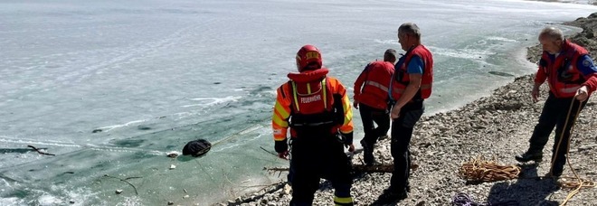 Il ghiaccio cede mentre camminano sul lago di Braies: i soccorritori salvano una famiglia milanese