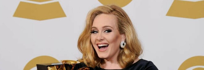 Adele, il vestito con le fragole alla festa per l'album: spunta il legame con Meghan e Jill Biden
