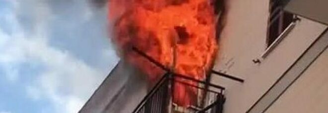 Napoli, fiamme e paura in via Duomo: incendio in un appartamento al secondo piano