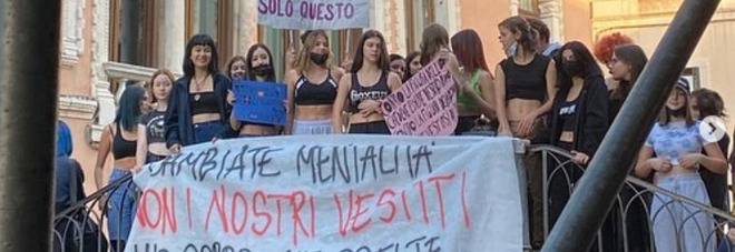 Venezia, la prof. vieta l'suo del top a scuola: «Distraete i maschi». Scatta la protesta degli studenti