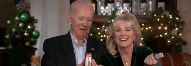 Joe Biden, il 2021 inizia male: i coriandoli non scoppiano. La gaffe in diretta tv VIDEO