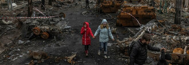 Guerra in Ucraina, la diretta. A Mariupol «spariti 150 bambini». Zelensky: «Il ritardo nelle armi dà alla Russia il permesso di ucciderci»