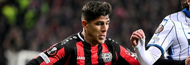 Napoli, Hincapié resta in Germania: il Leverkusen lo venderà tra un anno