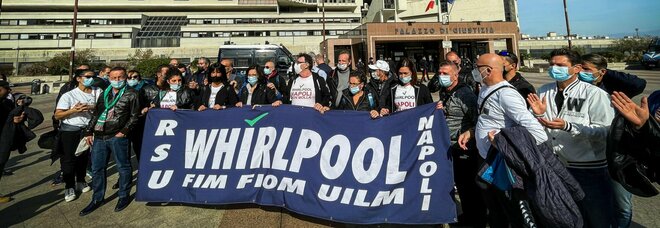Whirlpool Napoli, la cessione al consorzio in dirittura d'arrivo: via alla dismissione de gli impianti di produzione