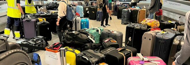 Caos aeroporti, centinaia di bagagli persi e risarcimenti a rilento: continuano i disagi per chi parte