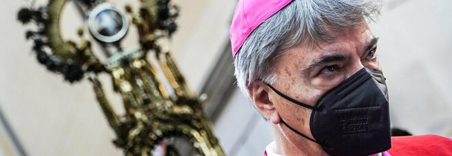 Napoli, il vescovo Battaglia scrive una lettera ai giornalisti: «Più spazio alla cronaca bianca»