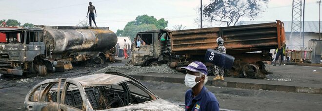 Sierra Leone, esplode un'autocisterna piena di carburante a Freetown: 108 morti