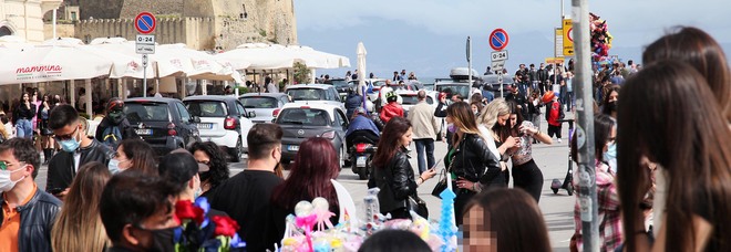 Covid in Campania, oggi 550 positivi e 28 morti: l'indice di contagio sale al 7,40%