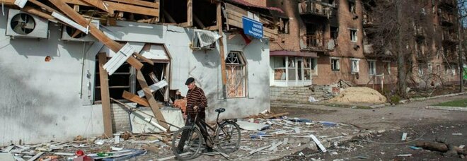 Gli ucraini tornano a casa e trovano solo macerie: «Sfregiati persino i ricordi»