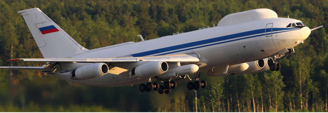 Putin, il suo "Doomsday" avvistato a Mosca: è l'aereo con cui lo zar può governare durante una guerra nucleare