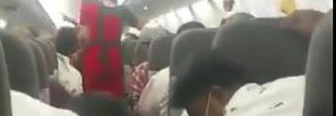Turbolenze su un aereo: 17 feriti. Un passeggero: «15 minuti di terrore, i peggiori della mia vita»
