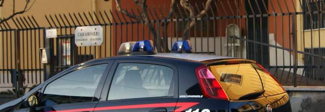 Scene di panico ad Avella, 40enne insegue i passanti con una pistola