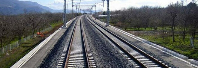 A spasso sui binari, 30enne straniero fa fermare i treni diretti in Puglia
