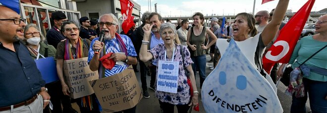 Napoli, protesta con Alex Zanotelli contro la privatizzazione dell'acqua