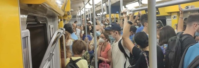 Covid a Napoli, ressa e nessun controllo: il rischio viaggia in Metro