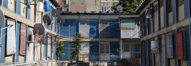 Napoli, l'ultima estate nell'amianto: diritto all'alloggio per i residenti dei bipiani di Ponticelli