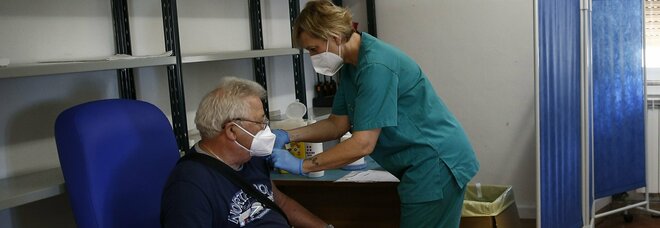Covid in Campania, 3.323 casi e 11 morti: indice di contagio al 17,24%, in calo i ricoveri