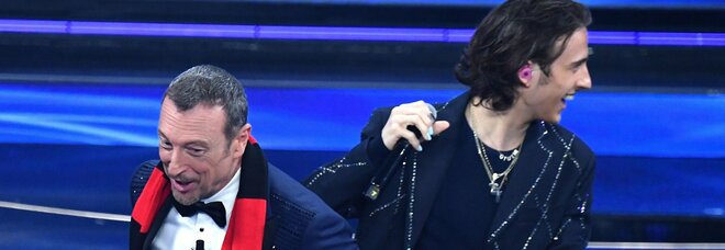 Sangiovanni mette una sciarpa del Milan ad Amadeus: lo scherzo sul palco di Sanremo