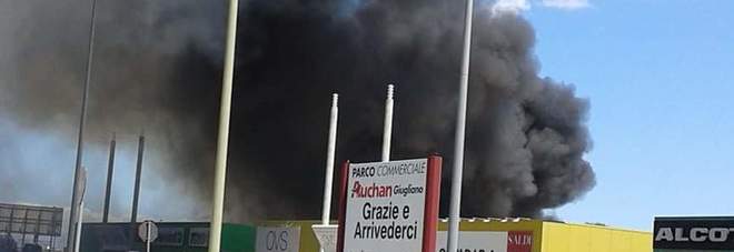 Rogo tossico al centro Auchan fuga dei clienti per la nube nera