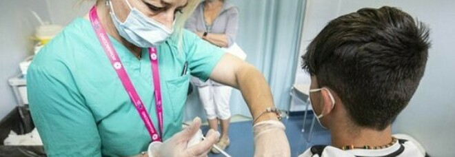 Vaccino ai bambini, lo stop degli scienziati britannici: «Servono più dati sui rischi»