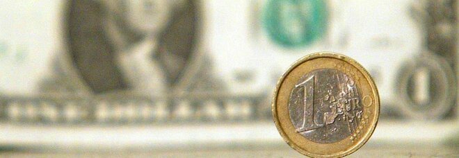 Euro-dollaro a un passo dalla parità: la moneta Ue ai minimi da 20 anni