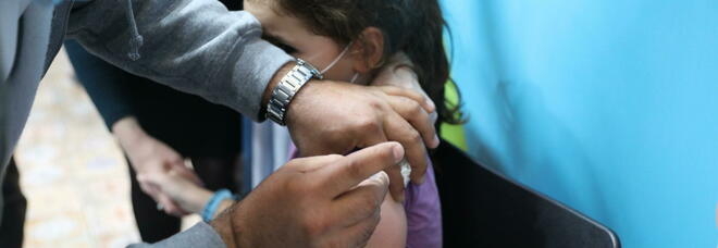 Vaccino con dose booster ai bambini, Locatelli da Fazio: «Al momento da 18 anni in su»