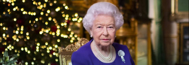 La regina Elisabetta non vuole rinunciare al pranzo di Natale (con 50 invitati). Ma Omicron potrebbe cambiare i piani