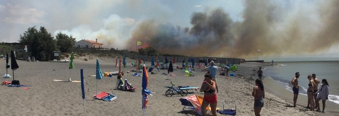 Incendio a Capalbio, evacuati lo stabilimento Ultima spiaggia e un campeggio. Aurelia interrotta
