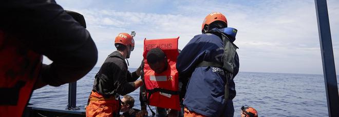 Migranti, gommone con 64 a bordo soccorso da Sea Eye. Salvini: vadano ad Amburgo