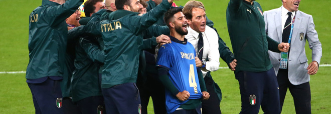 Italia-Spagna, Insigne esulta con la maglia di Spinazzola e parte il coro: «Olè Spina!»