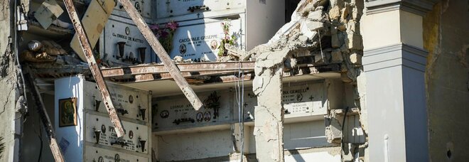 Napoli, niente restauro al cimitero di Poggioreale: «Danni gravi, c'è pericolo di altri crolli»